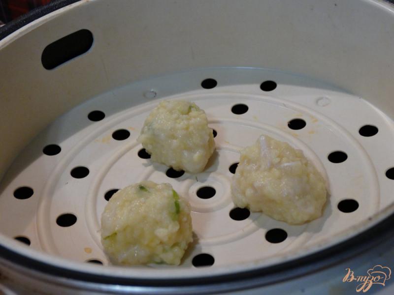 Фото приготовление рецепта: Рыбные кнели с кус-кусом и зеленым луком шаг №8