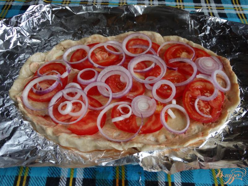 Фото приготовление рецепта: Пицца с сосисками маслинами и солеными огурцами шаг №5