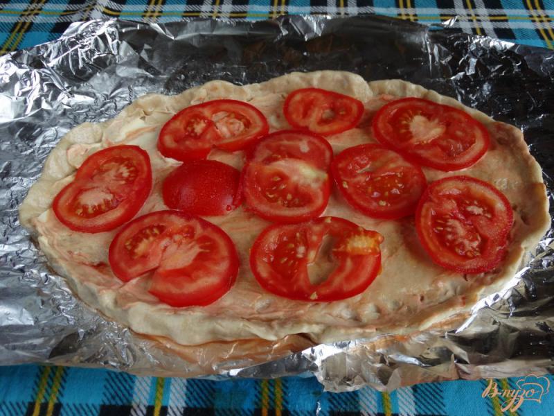 Фото приготовление рецепта: Пицца с сосисками маслинами и солеными огурцами шаг №4