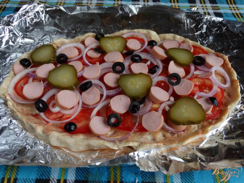Фото приготовление рецепта: Пицца с сосисками маслинами и солеными огурцами шаг №8