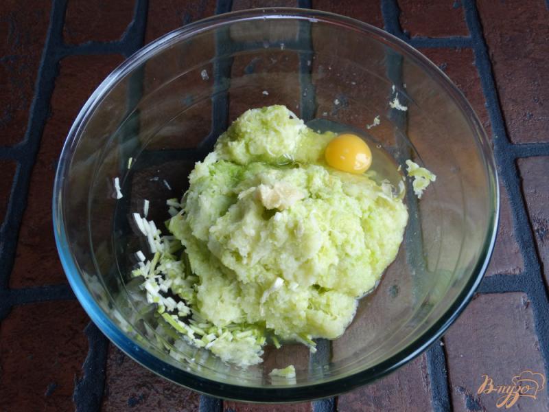 Фото приготовление рецепта: Кабачковые оладьи с авокадо-творожным соусом шаг №2