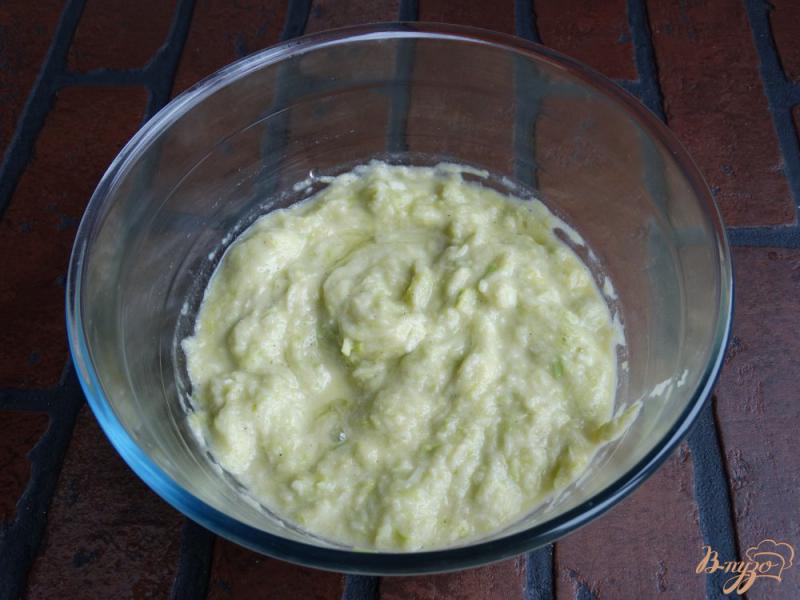 Фото приготовление рецепта: Кабачковые оладьи с авокадо-творожным соусом шаг №4