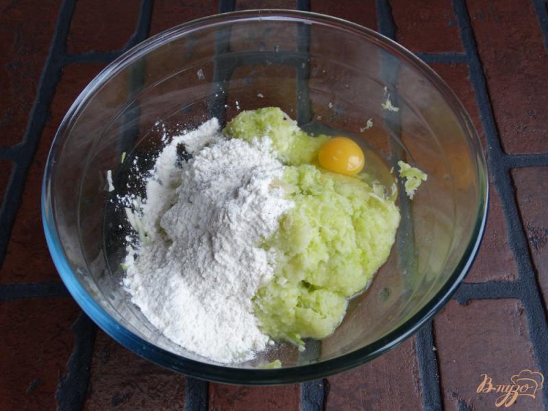 Фото приготовление рецепта: Кабачковые оладьи с авокадо-творожным соусом шаг №3