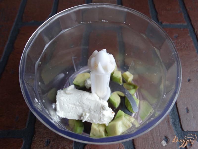 Фото приготовление рецепта: Кабачковые оладьи с авокадо-творожным соусом шаг №8