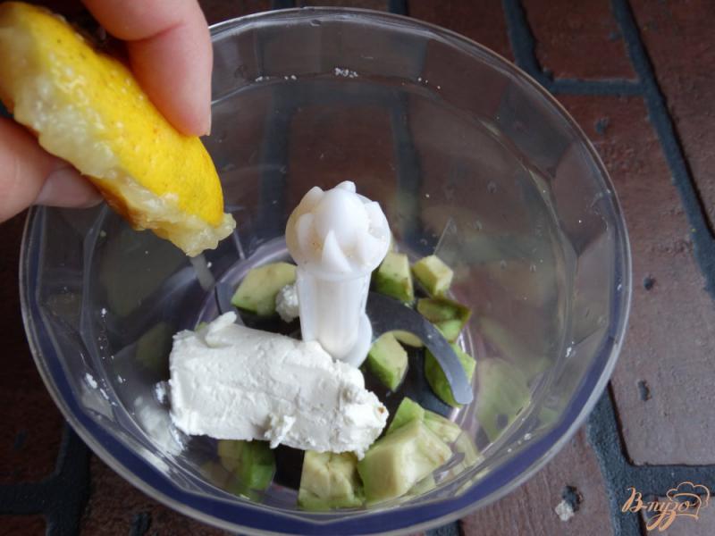 Фото приготовление рецепта: Кабачковые оладьи с авокадо-творожным соусом шаг №9