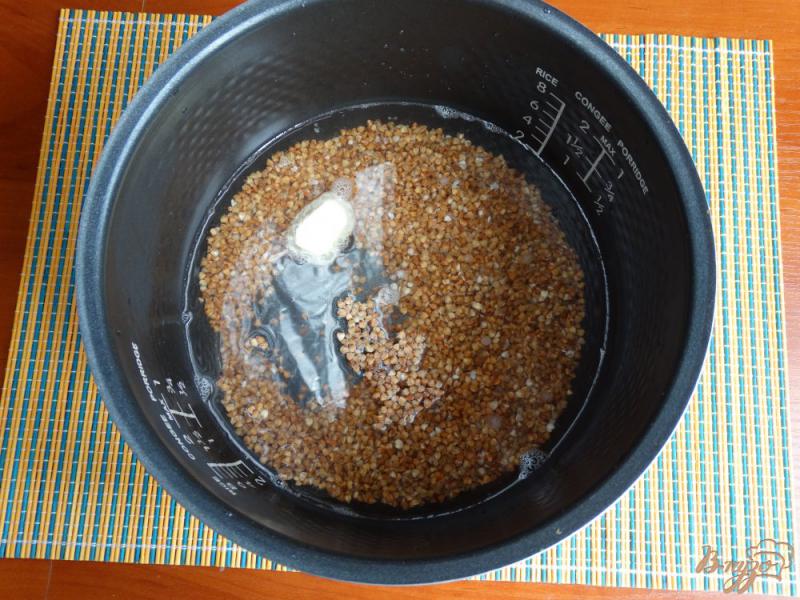 Фото приготовление рецепта: Гречка с луково-грибным сливочным соусом шаг №2