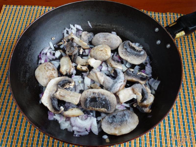 Фото приготовление рецепта: Гречка с луково-грибным сливочным соусом шаг №6