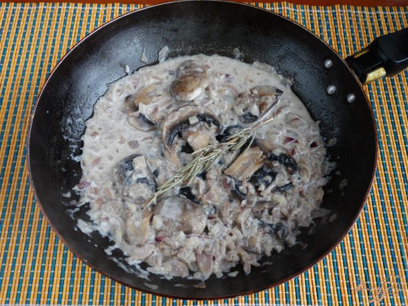 Фото приготовление рецепта: Гречка с луково-грибным сливочным соусом шаг №8