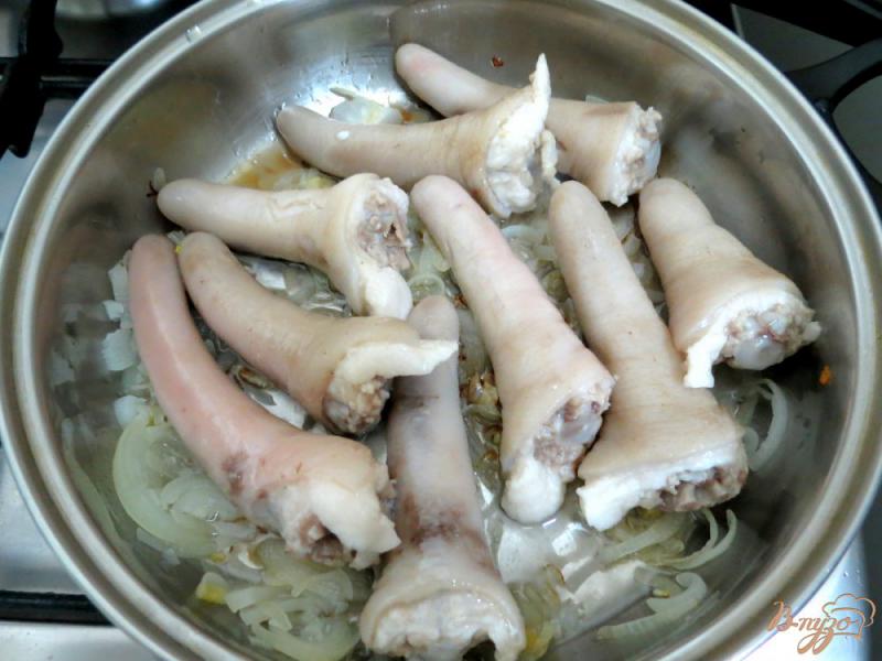 Фото приготовление рецепта: Свиные хвостики в сметанно-чесночном соусе шаг №3
