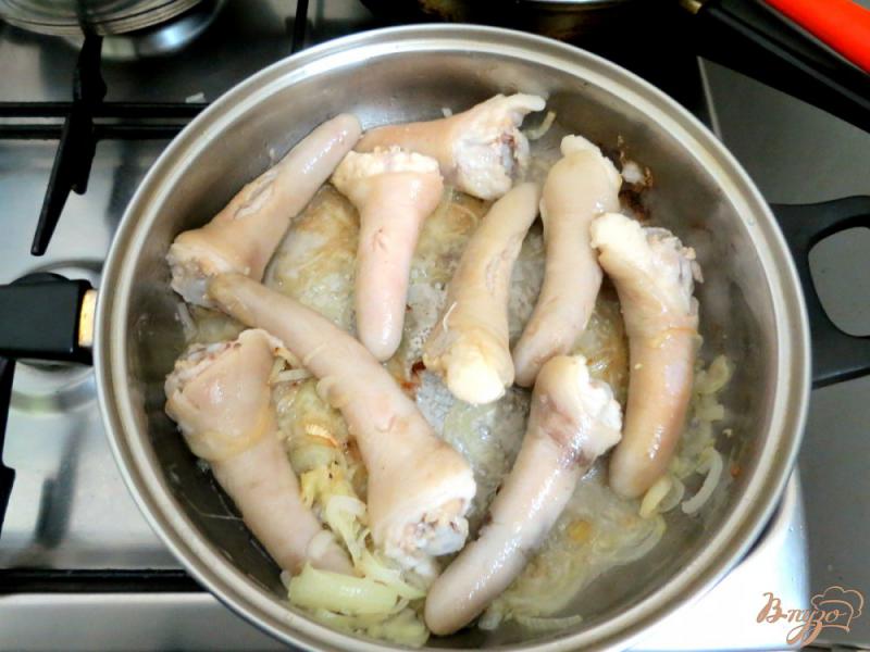 Фото приготовление рецепта: Свиные хвостики в сметанно-чесночном соусе шаг №4