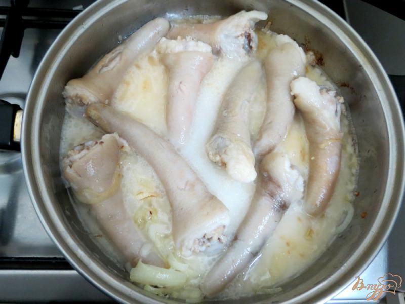 Фото приготовление рецепта: Свиные хвостики в сметанно-чесночном соусе шаг №6