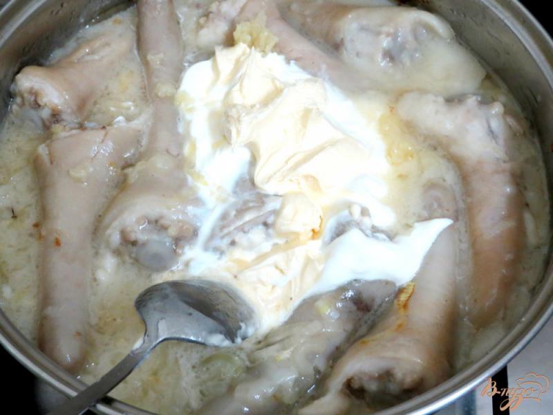 Фото приготовление рецепта: Свиные хвостики в сметанно-чесночном соусе шаг №7