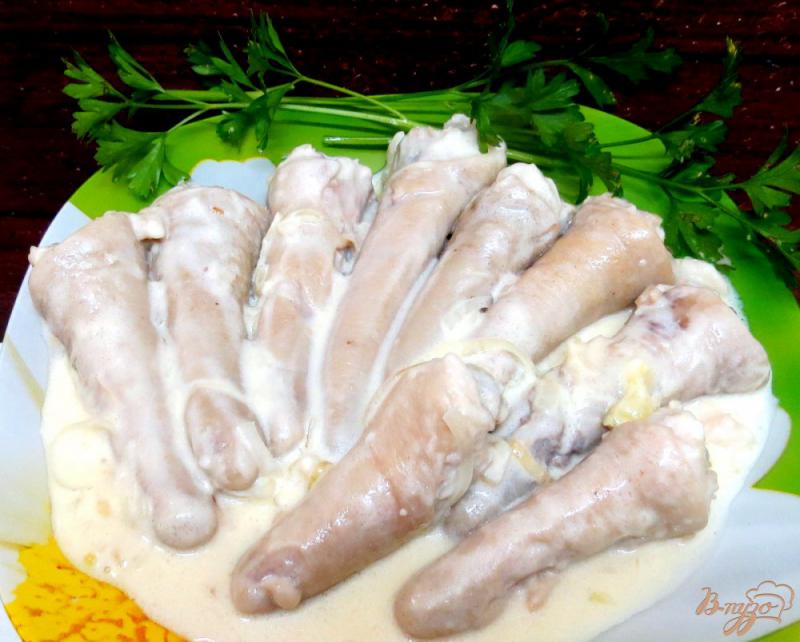 Фото приготовление рецепта: Свиные хвостики в сметанно-чесночном соусе шаг №9