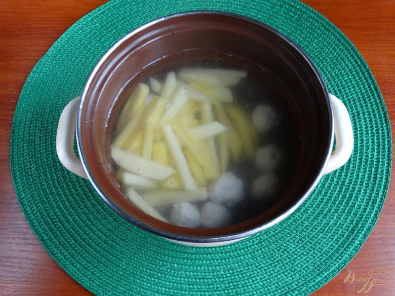 Фото приготовление рецепта: Суп с зеленой гречкой фрикадельками и цветной капустой шаг №4