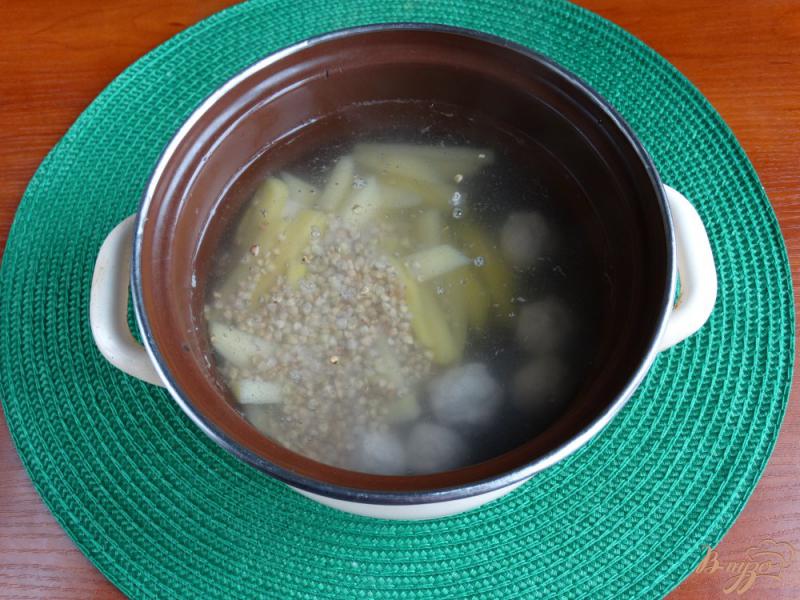 Фото приготовление рецепта: Суп с зеленой гречкой фрикадельками и цветной капустой шаг №6
