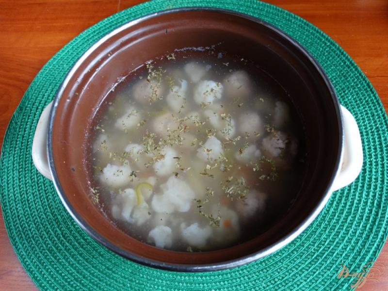 Фото приготовление рецепта: Суп с зеленой гречкой фрикадельками и цветной капустой шаг №13