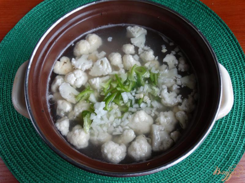 Фото приготовление рецепта: Суп с зеленой гречкой фрикадельками и цветной капустой шаг №12