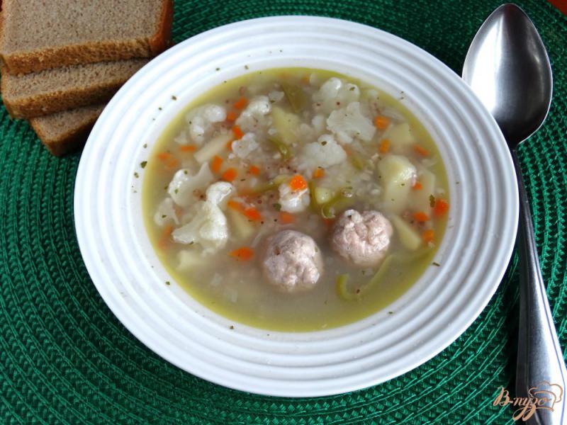 Фото приготовление рецепта: Суп с зеленой гречкой фрикадельками и цветной капустой шаг №14