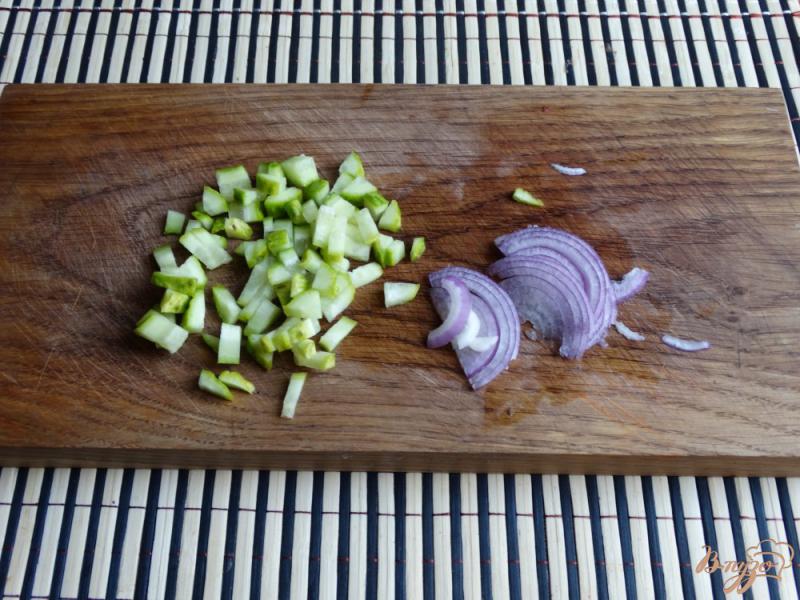 Фото приготовление рецепта: Салат с шампиньонами и кольраби шаг №2