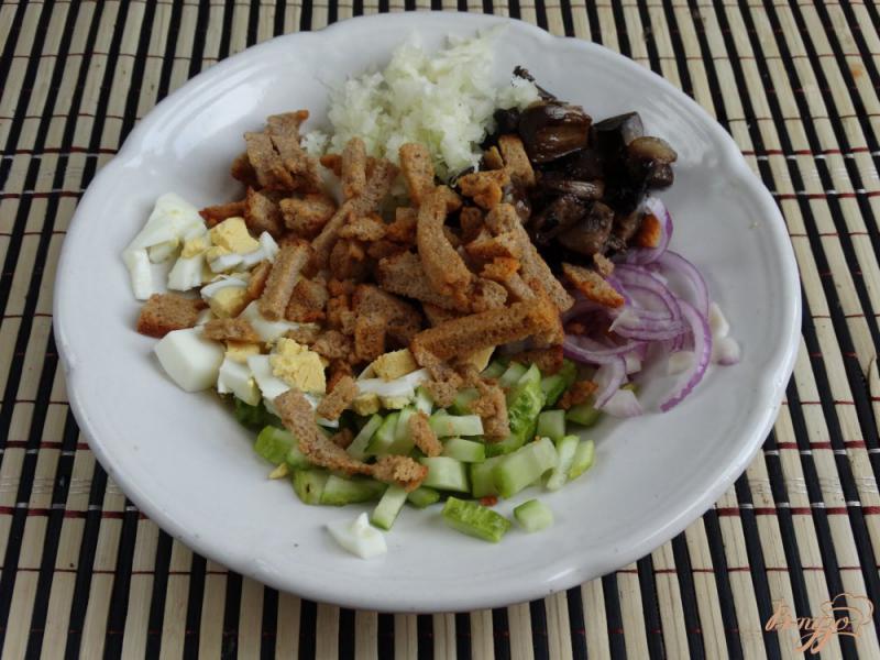 Фото приготовление рецепта: Салат с шампиньонами и кольраби шаг №6