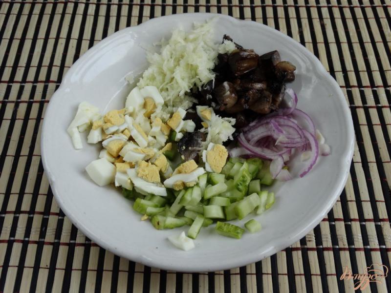 Фото приготовление рецепта: Салат с шампиньонами и кольраби шаг №5