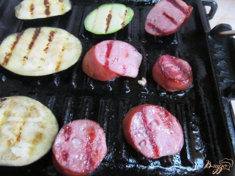 Фото приготовление рецепта: Теплый салат с домашними колбасками и овощами шаг №7