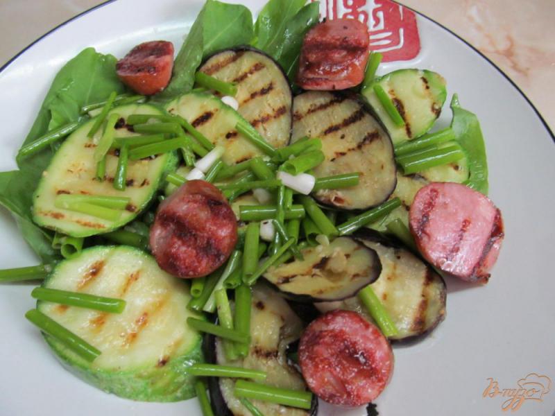 Фото приготовление рецепта: Теплый салат с домашними колбасками и овощами шаг №9