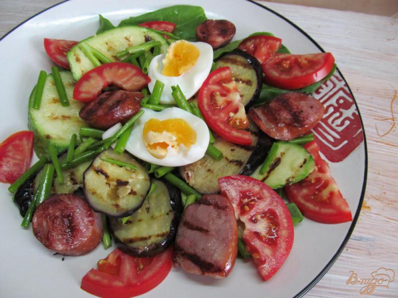 Фото приготовление рецепта: Теплый салат с домашними колбасками и овощами шаг №12