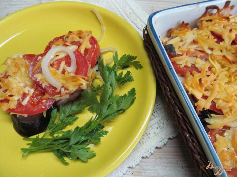Фото приготовление рецепта: Баклажаны запеченные с помидором и луком шаг №6