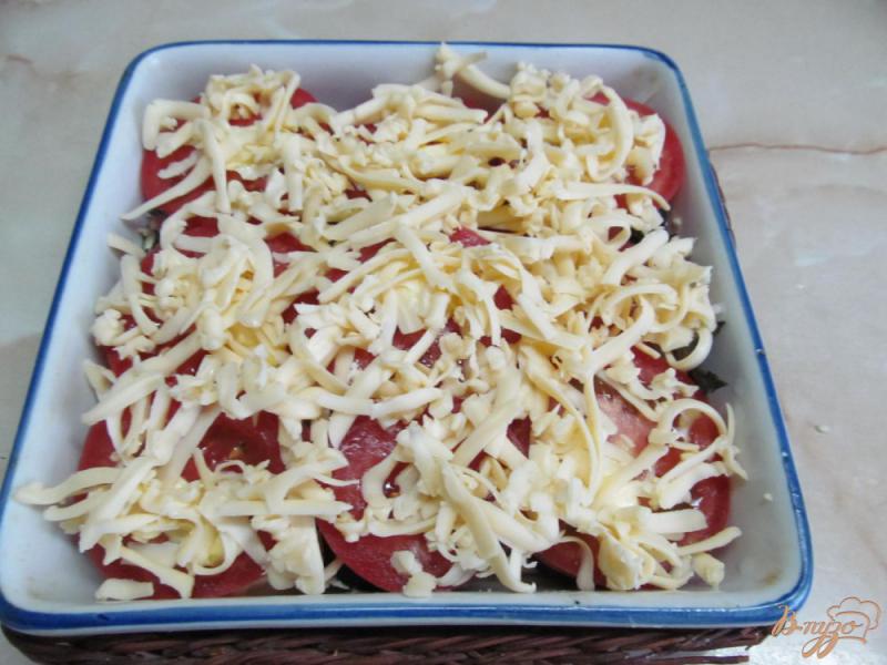 Фото приготовление рецепта: Баклажаны запеченные с помидором и луком шаг №4