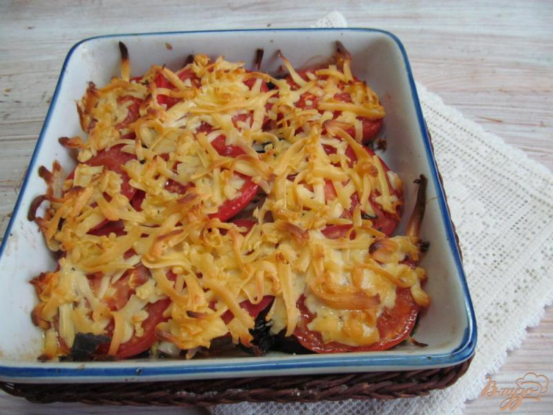 Фото приготовление рецепта: Баклажаны запеченные с помидором и луком шаг №5
