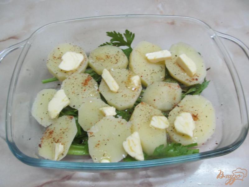 Фото приготовление рецепта: Карась запеченный на сельдерее и картофеле шаг №3