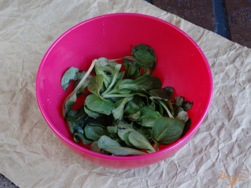 Фото приготовление рецепта: Корзинки из лаваша с зеленым салатом шаг №5