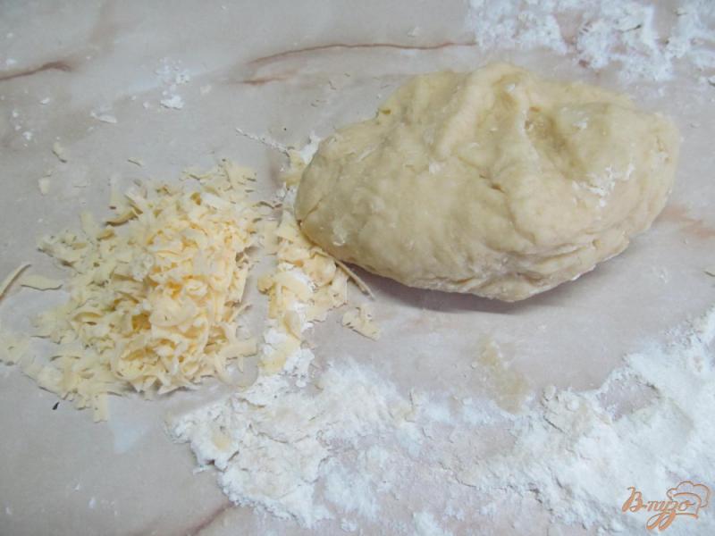 Фото приготовление рецепта: Сосиски в сырном тесте шаг №3