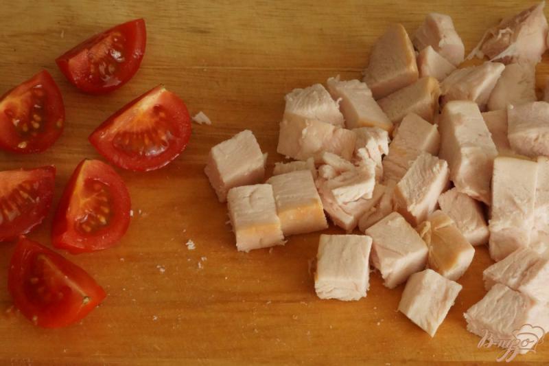 Фото приготовление рецепта: Салат с куриным филе и черешней шаг №2