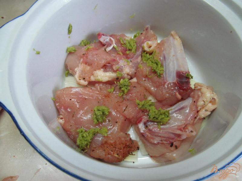 Фото приготовление рецепта: Курица тушенная в собственном соку шаг №3