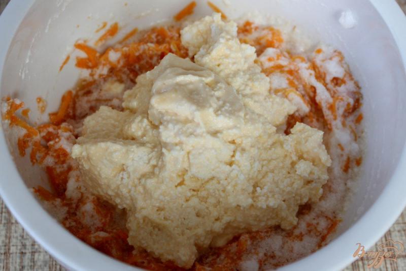 Фото приготовление рецепта: Морковные кексы с творогом шаг №4