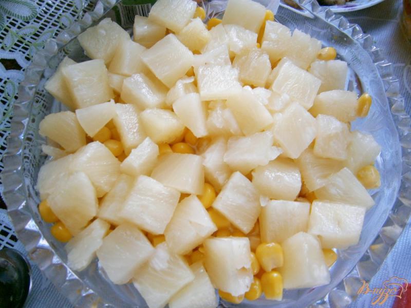 Фото приготовление рецепта: Салат крабовый с ананасами шаг №4