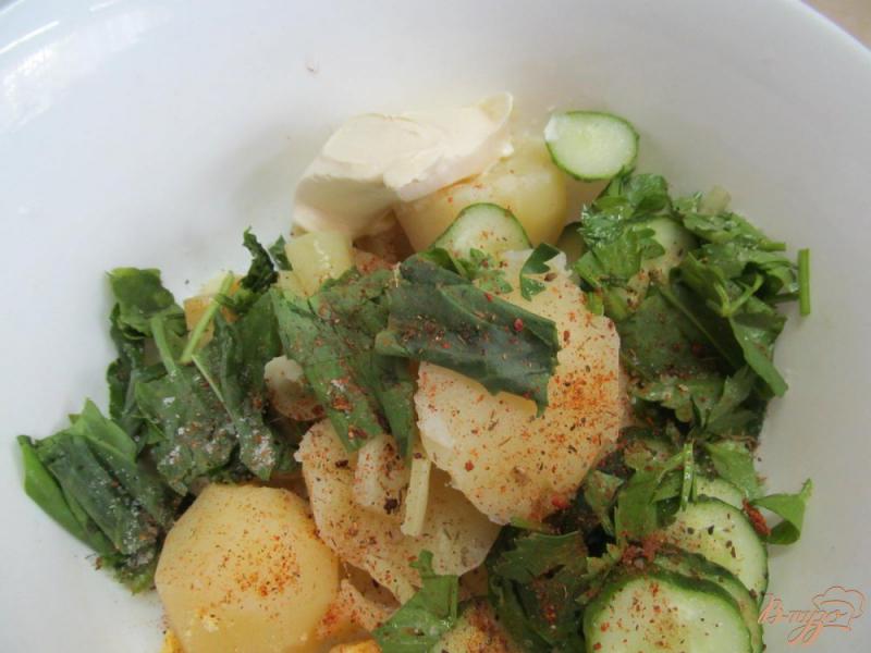 Фото приготовление рецепта: Теплый салат с молодым картофеле щавелем и паприкой шаг №6
