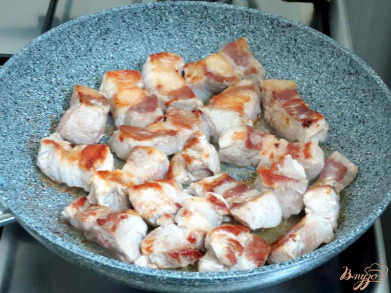 Фото приготовление рецепта: Свинина с грибами в сметанном соусе шаг №3