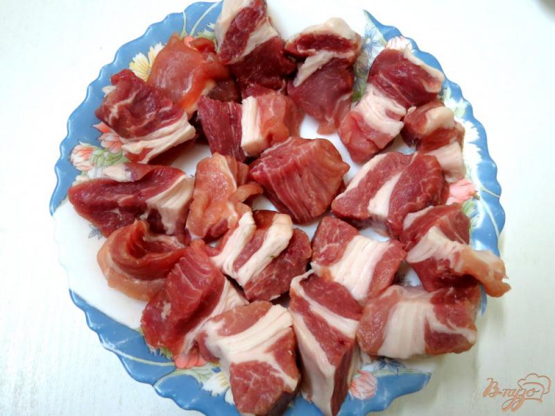 Фото приготовление рецепта: Свинина с грибами в сметанном соусе шаг №2