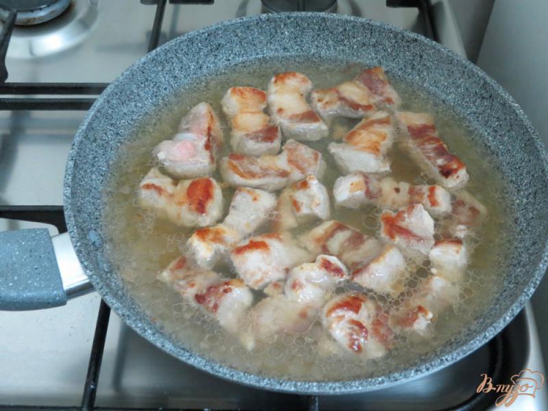 Фото приготовление рецепта: Свинина с грибами в сметанном соусе шаг №4
