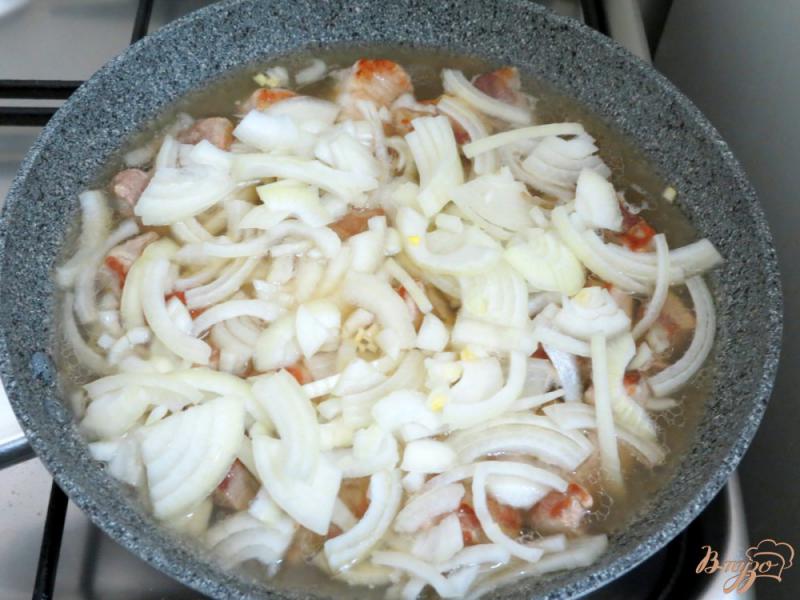 Фото приготовление рецепта: Свинина с грибами в сметанном соусе шаг №6