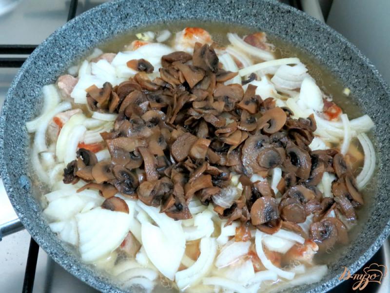 Фото приготовление рецепта: Свинина с грибами в сметанном соусе шаг №7
