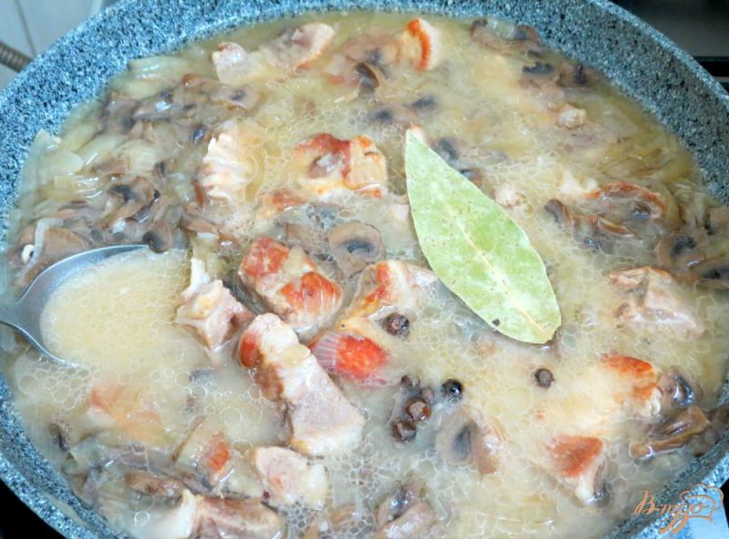 Фото приготовление рецепта: Свинина с грибами в сметанном соусе шаг №9