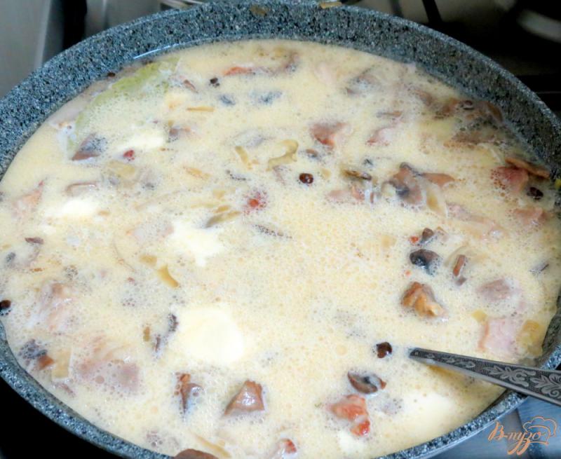 Фото приготовление рецепта: Свинина с грибами в сметанном соусе шаг №10