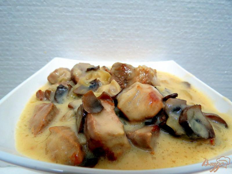 Фото приготовление рецепта: Свинина с грибами в сметанном соусе шаг №11