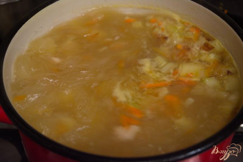 Фото приготовление рецепта: Куриный суп-пюре с кабачком шаг №4