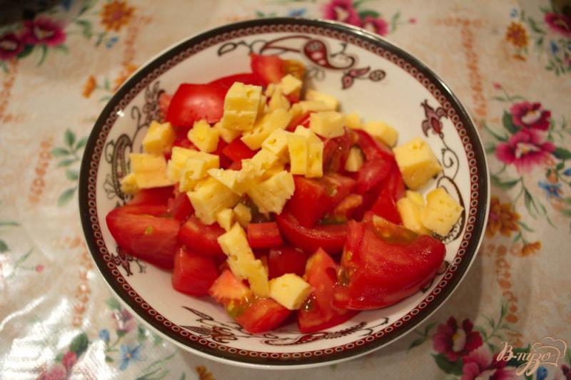 Фото приготовление рецепта: Быстрый салат из помидор и сыра шаг №2