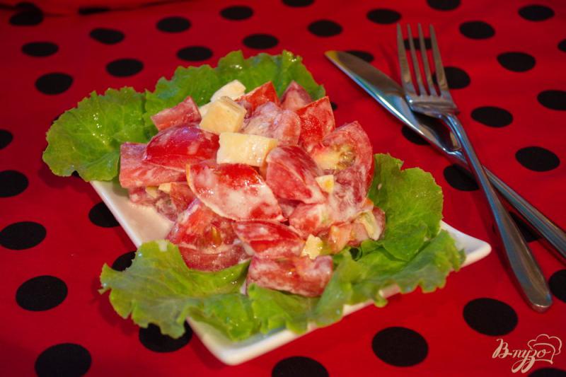 Фото приготовление рецепта: Быстрый салат из помидор и сыра шаг №4